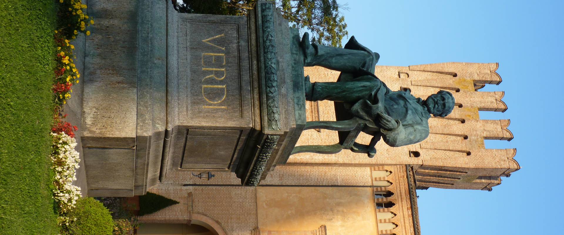 Monumento Giuseppe Verdi (con basamento) - Busseto foto di IL MORUZ